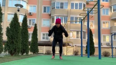 Şehir sokaklarında şınav çeken formda bir kız. Fitness kadını. Şınav, hamle, geğirme. Fonksiyonel yoğun eğitim