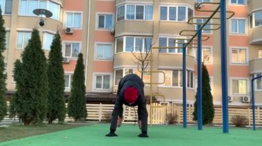 Şehir sokaklarında şınav çeken formda bir kız. Fitness kadını. Şınav, hamle, geğirme. Fonksiyonel yoğun eğitim