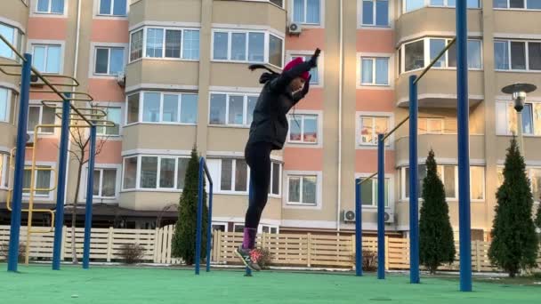 Fit Girl Robi Ćwiczenia Push Świeżym Powietrzu Ulicy Miasta Kobieta — Wideo stockowe