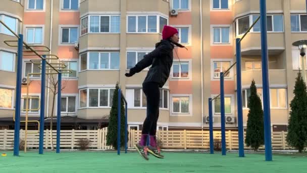 Fit Girl Robi Ćwiczenia Push Świeżym Powietrzu Ulicy Miasta Kobieta — Wideo stockowe