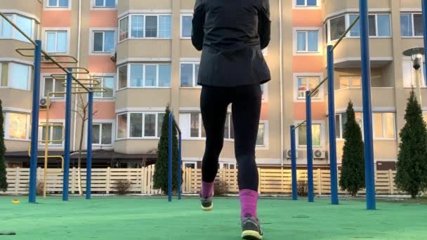 Fit Girl Robi Ćwiczenia Push Świeżym Powietrzu Ulicy Miasta Kobieta — Wideo stockowe