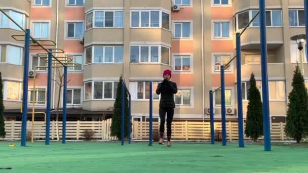 Fit Dívka Dělá Pushup Cvičení Venkovní Městě Ulici Fitness Žena — Stock video