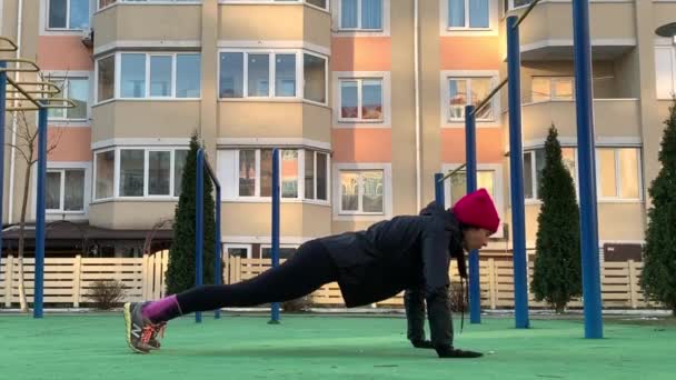 Fit Girl Doing Pushup Exercise Outdoor Die City Street Fitness — Stockvideo