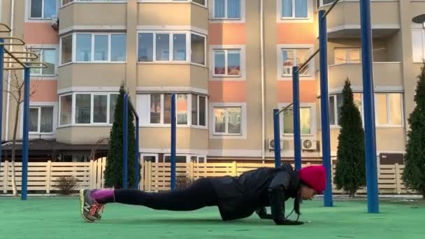 Fit Дівчина Doing Pushup Вправа Відкритому Повітрі City Street Fitness — стокове відео