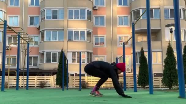 Fit Κορίτσι Κάνει Άσκηση Pushup Εξωτερική Στο Δρόμο Της Πόλης — Αρχείο Βίντεο