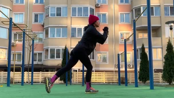 Fit Дівчина Doing Pushup Вправа Відкритому Повітрі City Street Fitness — стокове відео
