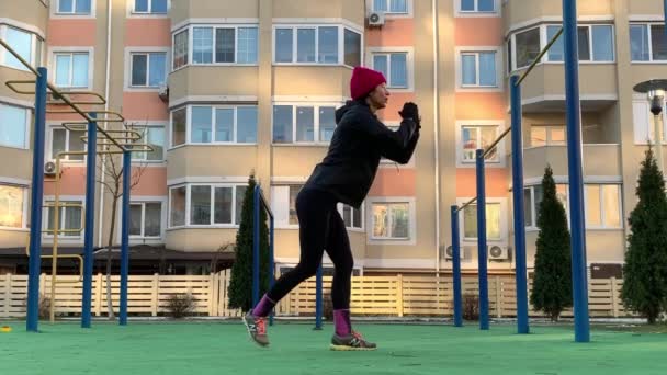 都会のストリートでプッシュアップ運動屋外をやってフィット女の子 フィットネス女性 プッシュアップ バンピー 機能集約型トレーニング — ストック動画