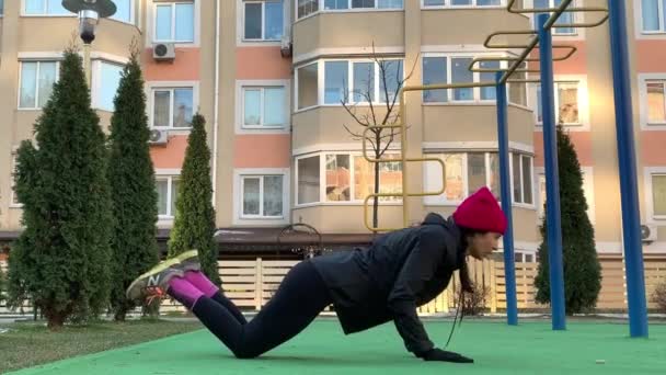 Fit Girl Robi Ćwiczenia Push Świeżym Powietrzu Ulicy Miasta Kobieta — Wideo stockowe
