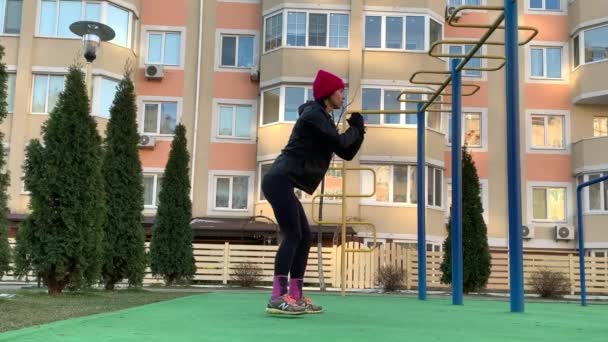 Fit Дівчина Doing Pushup Вправа Відкритому Повітрі City Street Fitness — стокове відео