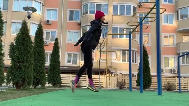 Şehir Sokaklarında Şınav Çeken Formda Bir Kız Fitness Kadını Şınav — Stok video