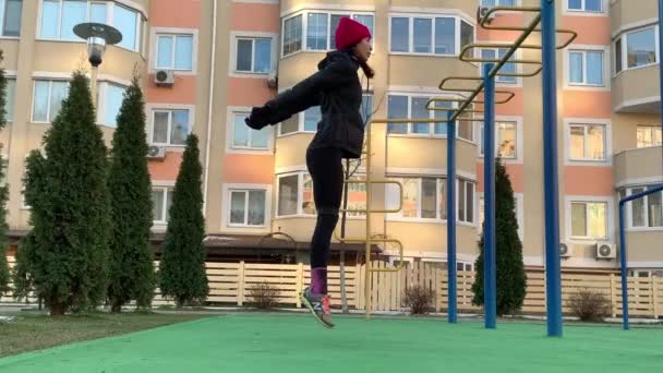 Fit Girl Robi Ćwiczenia Push Świeżym Powietrzu Ulicy Miasta Kobieta — Wideo stockowe