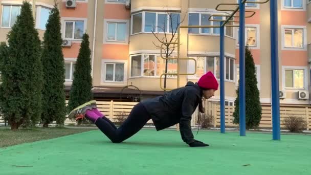 Fit Дівчина Doing Pushup Вправа Відкритому Повітрі City Street Fitness — стокове відео