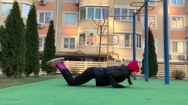 Fit Дівчина Doing Pushup Вправа Відкритому Повітрі City Street Fitness — стокове відео