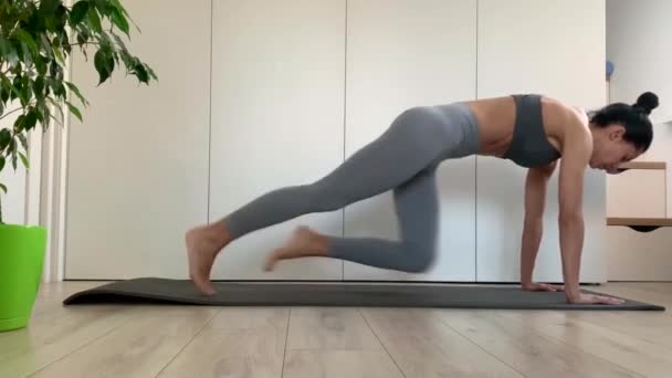 Ung Fitness Kvinna Sportkläder Gör Plank Motion Hemma Eller Studio — Stockvideo