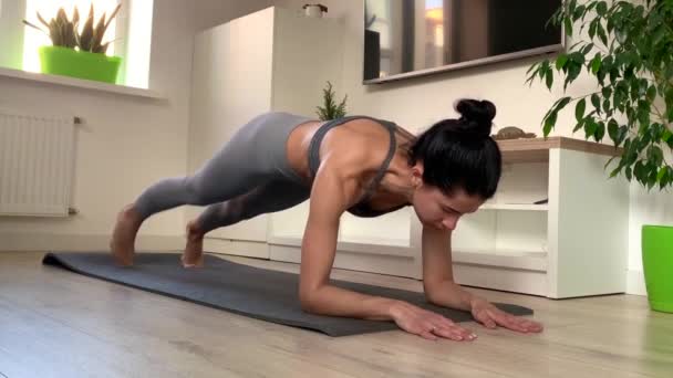 Młoda Kobieta Fitness Odzieży Sportowej Ćwiczenie Plank Domu Lub Studio — Wideo stockowe
