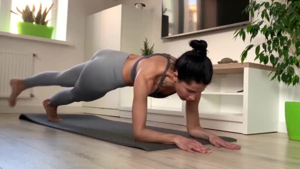 Ung Fitness Kvinna Sportkläder Gör Plank Motion Hemma Eller Studio — Stockvideo