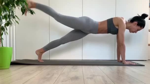 Jonge Fitnessvrouw Sportkleding Doet Plank Oefening Thuis Studio Dynapic Plank — Stockvideo
