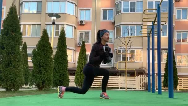 年轻健康的女人 做运动训练 早上在户外锻炼 — 图库视频影像