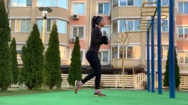 Genç ve zinde bir kadın. Spor antrenmanı yapıyor ve sabah dışarıda çalışıyor.