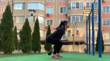 Genç ve zinde bir kadın. Spor antrenmanı yapıyor ve sabah dışarıda çalışıyor.