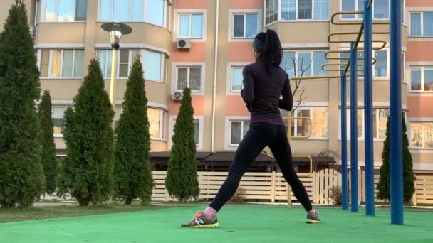Junge Und Fitte Frau Sport Treiben Und Morgens Freien Trainieren — Stockvideo