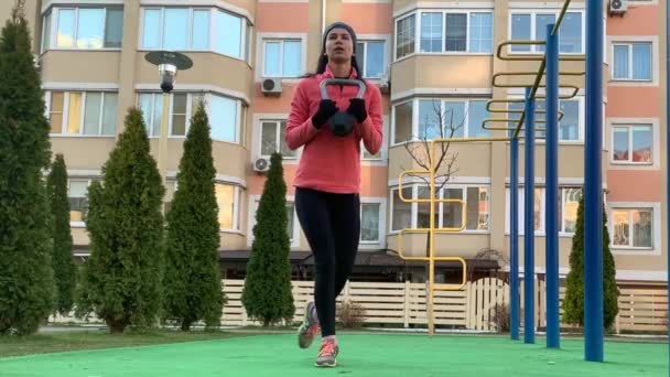 Jovem Apto Woman Doing Treinamento Esportes Trabalhando Livre Pela Manhã — Vídeo de Stock