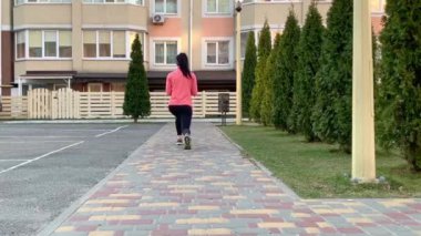 Genç ve zinde bir kadın. Spor antrenmanı yapıyor ve sabah dışarıda çalışıyor.