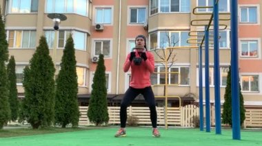 Genç ve zinde bir kadın. Spor antrenmanı yapıyor ve sabah dışarıda çalışıyor.