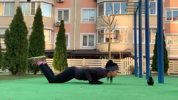 Mladý Fit Žena Dělat Sportovní Trénink Cvičení Venku Dopoledních Hodinách — Stock video