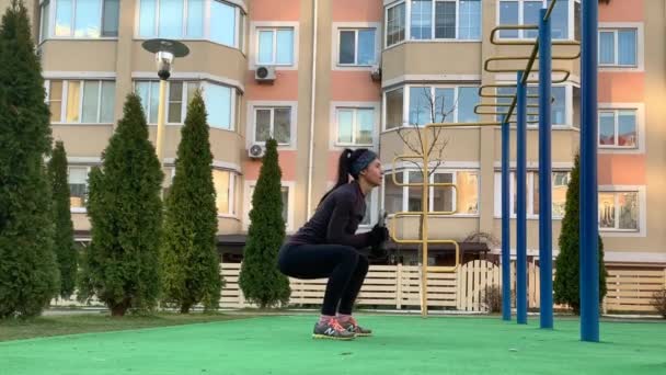 Молода Підходить Жінка Займається Спортом Навчанням Роботою Відкритому Повітрі Вранці — стокове відео