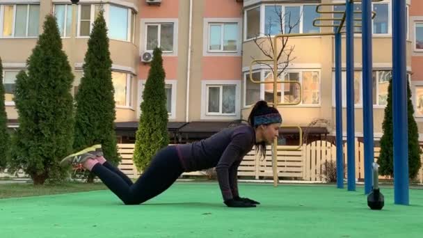 Jóvenes Fit Woman Doing Entrenamiento Deportivo Hacer Ejercicio Aire Libre — Vídeos de Stock