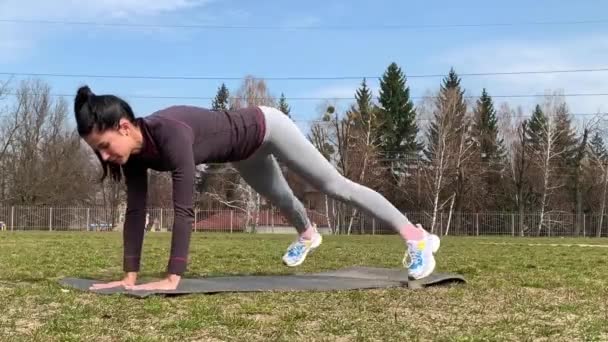 Jonge Fitnessvrouw Sportkleding Doet Plankoefening Het Grasveld Stadion Training Dynamische — Stockvideo