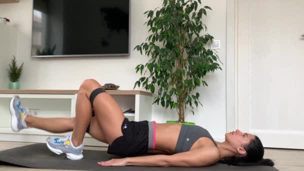 运动美女经常锻炼身体 布鲁内特灰衣女子 检疫期间的家庭锻炼 — 图库视频影像