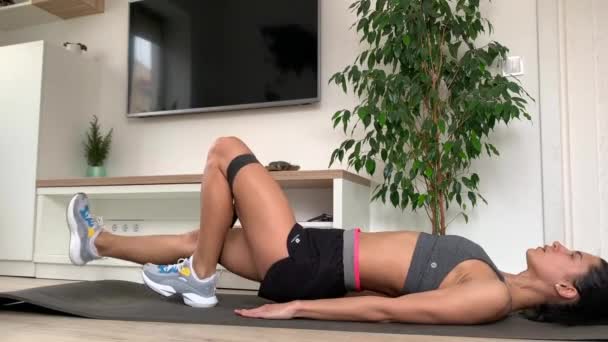 Sportowa Piękna Kobieta Ćwiczy Brunetka Szarości Ćwiczenia Domowe Podczas Kwarantanny — Wideo stockowe