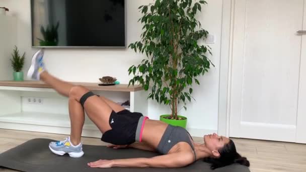 Atlético Bela Mulher Faz Exercício Mulher Morena Cinza Exercício Casa — Vídeo de Stock