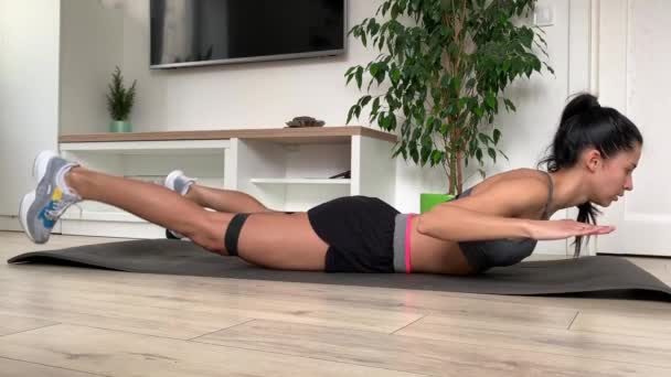 运动美女经常锻炼身体 布鲁内特灰衣女子 检疫期间的家庭锻炼 — 图库视频影像