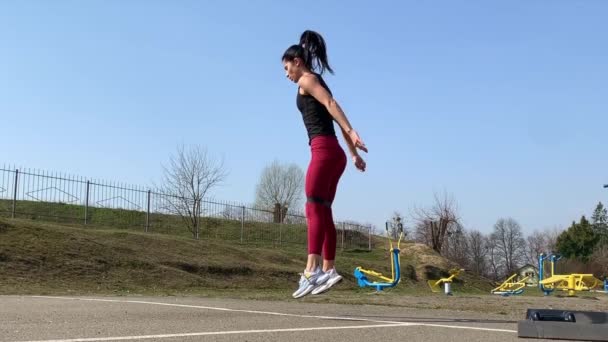 Γυναικεία Προπόνηση Και Γυμναστική Στο Ύπαιθρο Πρωί Δυνατή Και Αθλητική — Αρχείο Βίντεο