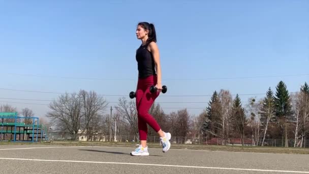 Mujer Entrenamiento Deportivo Ejercicio Aire Libre Mañana Mujer Fuerte Deportiva — Vídeo de stock