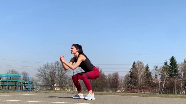 Mujer Entrenamiento Deportivo Ejercicio Aire Libre Mañana Mujer Fuerte Deportiva — Vídeo de stock