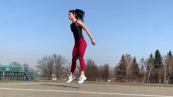 Mujer Entrenamiento Deportivo Ejercicio Aire Libre Mañana Mujer Fuerte Deportiva — Vídeo de stock