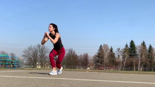 Kadın Spor Antrenmanı Sabah Dışarıda Çalışma Güçlü Sportif Kadın Hamleler — Stok video