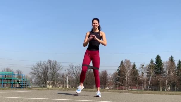 女子运动训练和早间外出锻炼 强壮而活泼的女人做着颠簸 — 图库视频影像