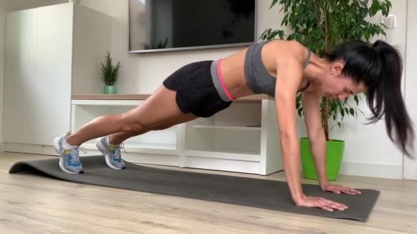 Spor Giyim Genç Bir Kadın Evde Stüdyoda Plank Egzersizi Yapıyor — Stok video
