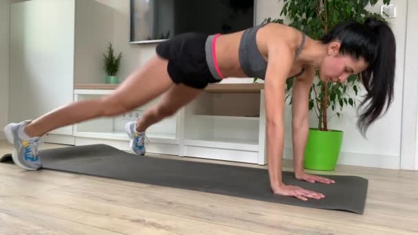 Młoda Kobieta Fitness Odzieży Sportowej Ćwiczenie Plank Domu Lub Studio — Wideo stockowe