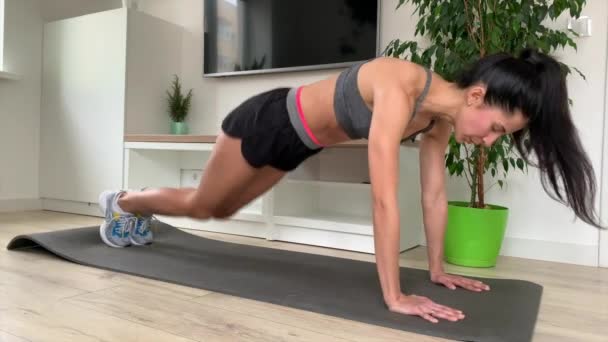 Ung Fitness Kvinna Sportkläder Gör Plank Motion Hemma Eller Studio — Stockvideo