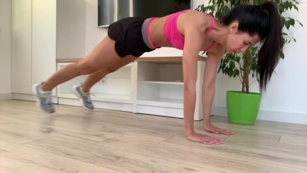 Młoda Kobieta Fitness Odzieży Sportowej Ćwiczenia Dynamiczne Plank Domu Lub — Wideo stockowe
