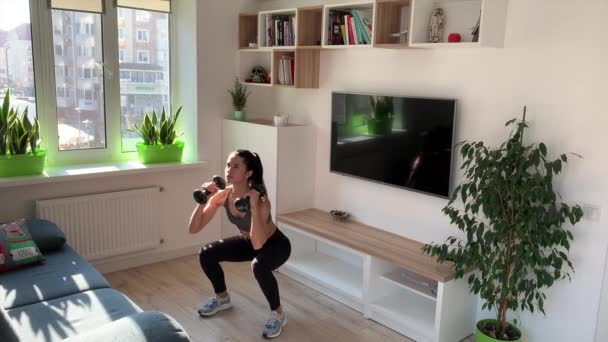 Atlética Hermosa Mujer Hace Fuerza Entrenamiento Con Mancuernas Mujer Morena — Vídeo de stock