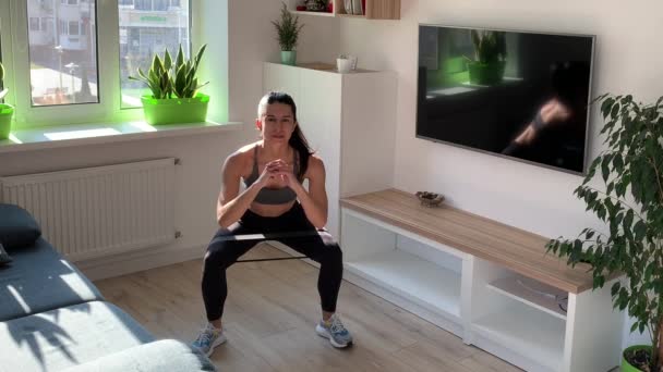 Атлетическая Красивая Женщина Проводит Интенсивные Тренировки Дома — стоковое видео