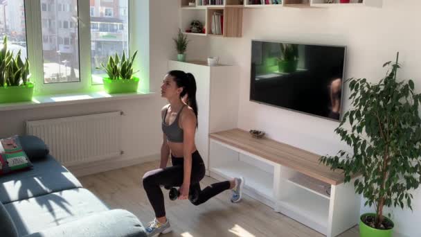 Atlética Hermosa Mujer Hace Fuerza Entrenamiento Con Mancuernas Mujer Morena — Vídeo de stock