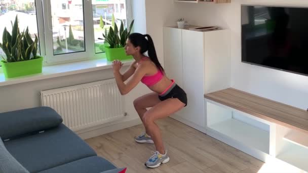 Athletisch Schöne Frau Absolviert Hause Intensives Intervalltraining — Stockvideo